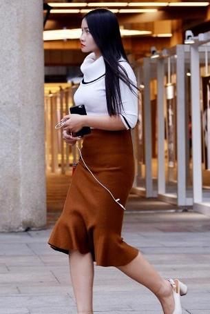  【针织】路人街拍，知性的女人，一般都爱穿针织类的服装，看上去美感十足