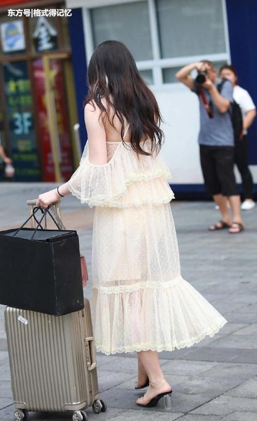 这位拖着行李箱的美女是空姐吗？不仅颜值高，而且身材也好！