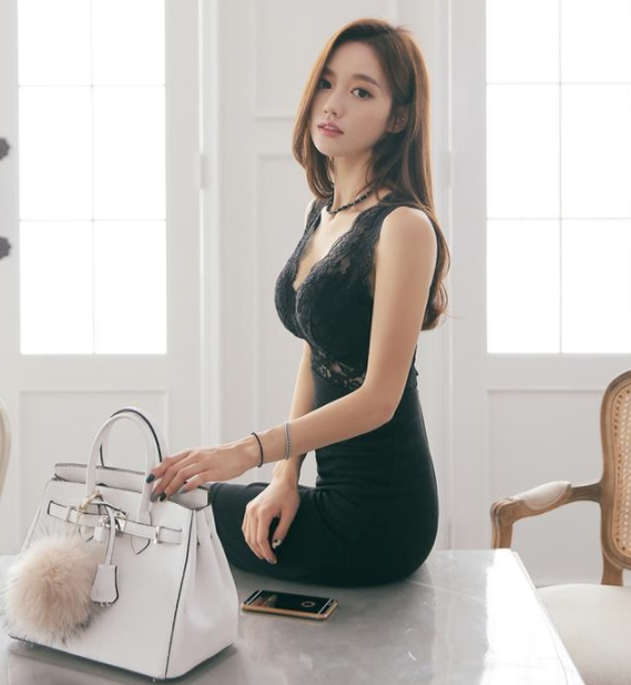 街拍:美丽优雅的紧身裙美女,尽显亭亭玉立的身姿,韵味十足!