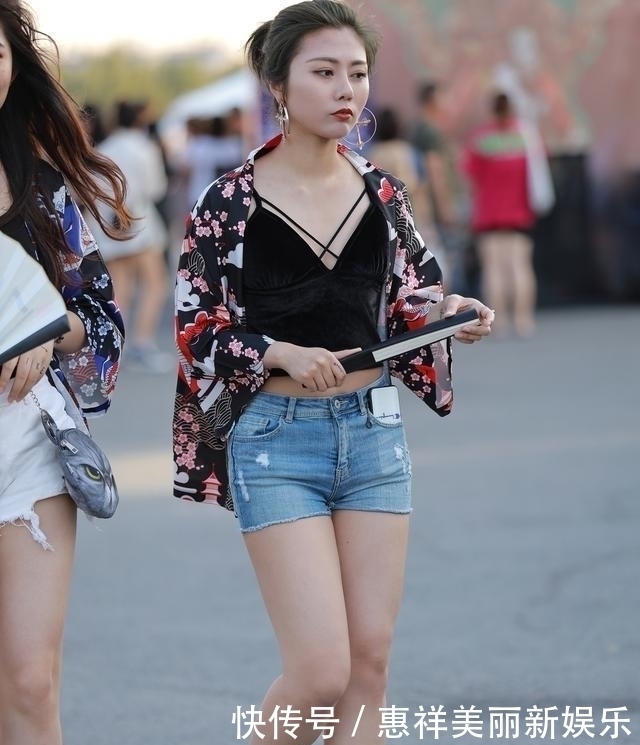  凸显|街拍：小姐姐吊带好细，用与众不同的搭配，凸显精致美感