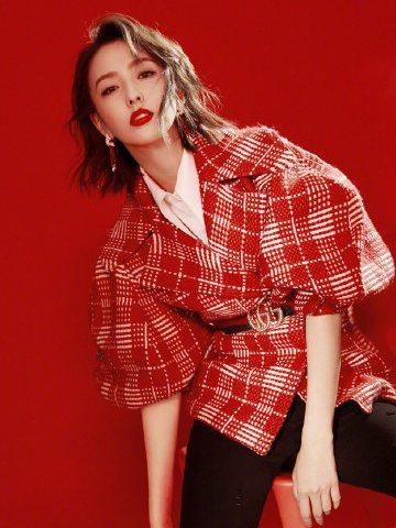 佟丽娅变身长发女神，穿背带裤配鸭舌帽是要去上学？