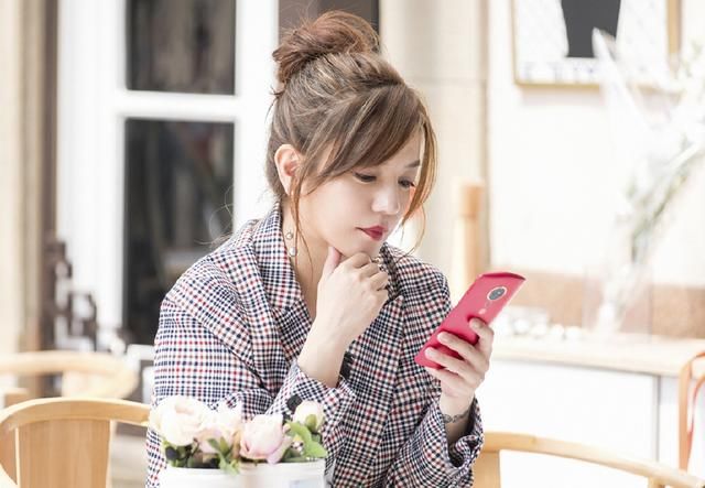 赵薇这块18万的手表成标配，节目上一连戴了8次，做饭都不肯摘