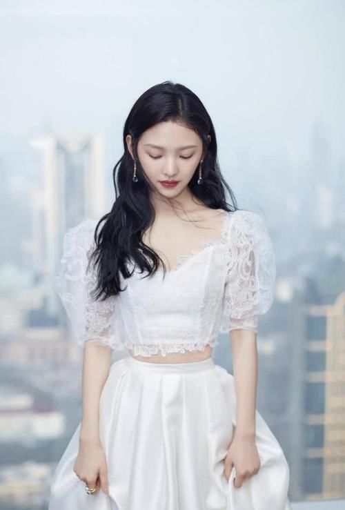  【日常】章若楠的春季日常穿搭，一件黑色皮衣配牛仔短裤，元气少女感满满