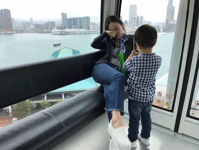 霍思燕一人带嗯哼现身机场，网友:鞋子穿对了，人美10倍!