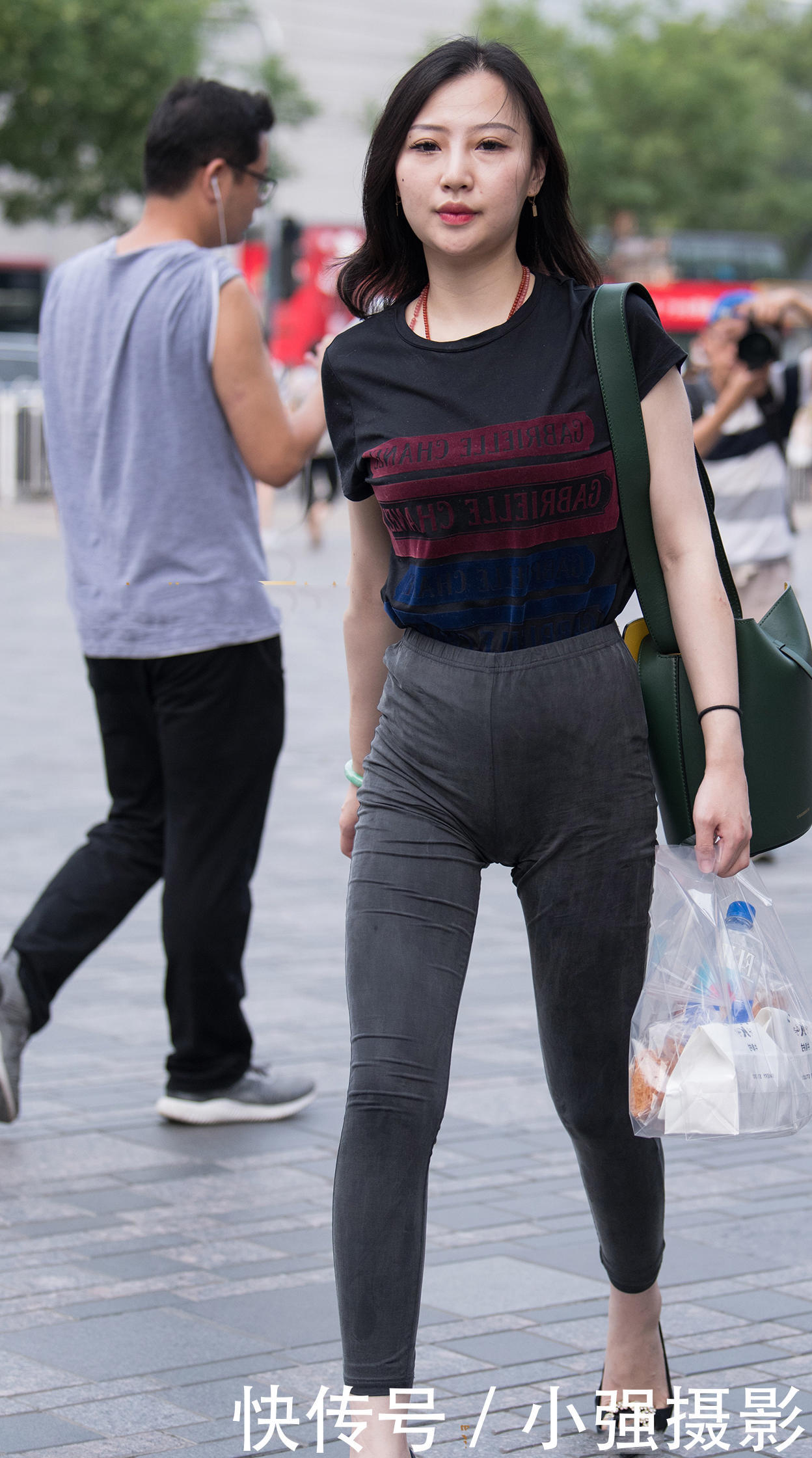 气质小姐姐下身是一件紧身裤，高腰的设计很好的修饰了整体的比例