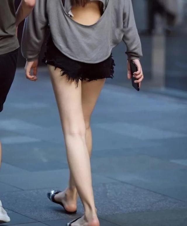 气质小姐姐紧身短裤