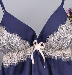 现在超流行的真丝睡衣，在家这么一穿，展现傲人的曲线，性感妩媚