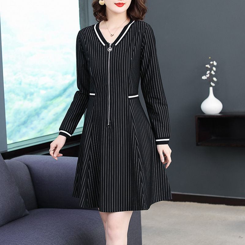 40多岁的女人丢掉妈妈装!现在流行这几款秋裙，美的一愣一愣的