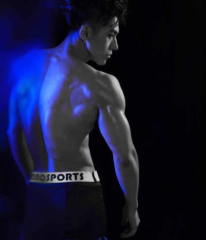 爱健身的大长腿，拥有一张明星脸，胸肌腹肌人鱼线全都有