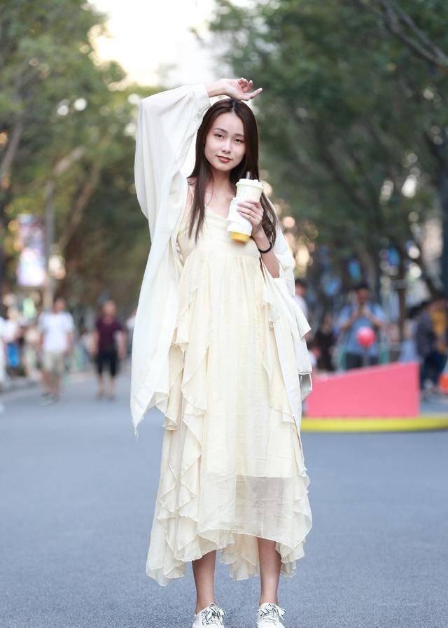  率性■30岁女人减龄穿搭并不一定要扮嫩，轻熟女的可爱是穿得率性有品位