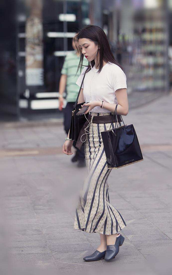 美女时尚装扮, 一件白色的抹胸上衣, 像是仙女一样