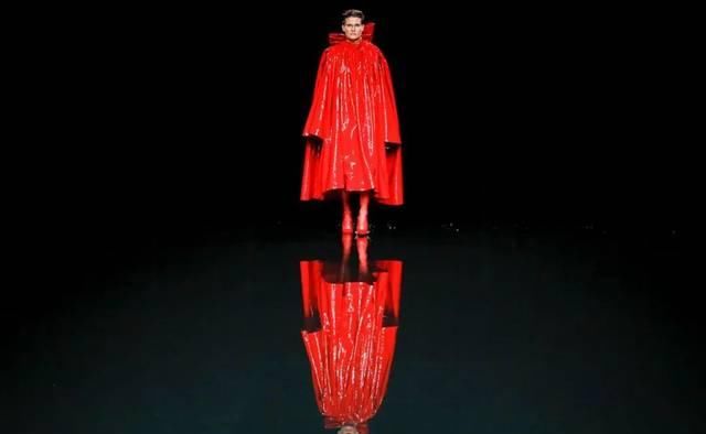  「水上」“黑色”包裹的灵魂?：巴黎世家Balenciaga的水上发布会