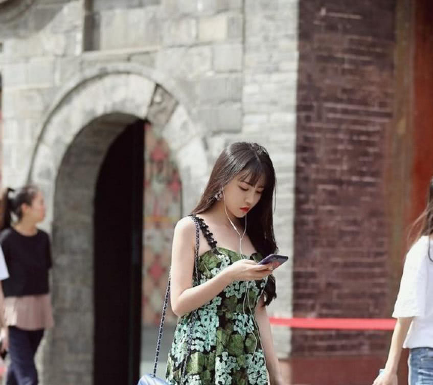 街拍：穿着清新又唯美小姐姐，打扮带着优雅的气息！