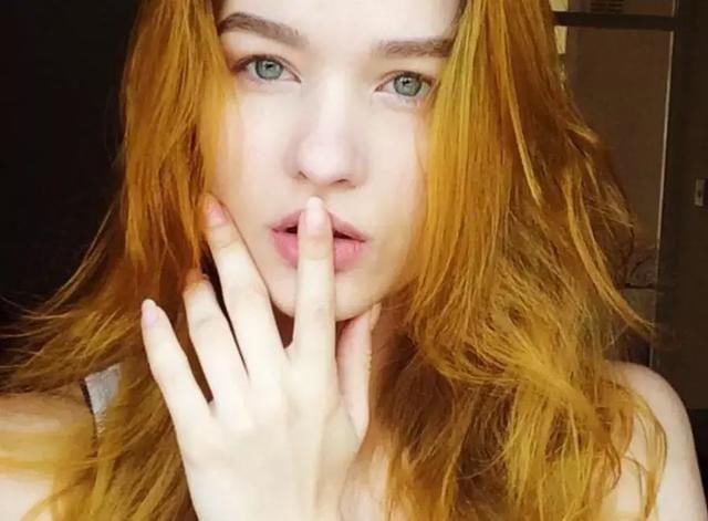 20岁女孩自学一年爱上“恐怖妆容”,没想到素颜的她却如此美丽