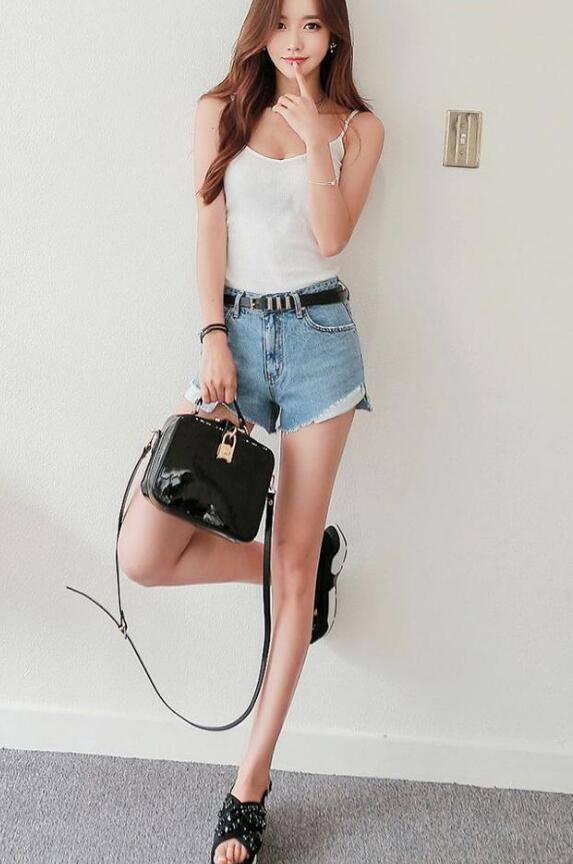 靓丽有型的牛仔裤女神，秀出精致的身材曲线，女人味十足！