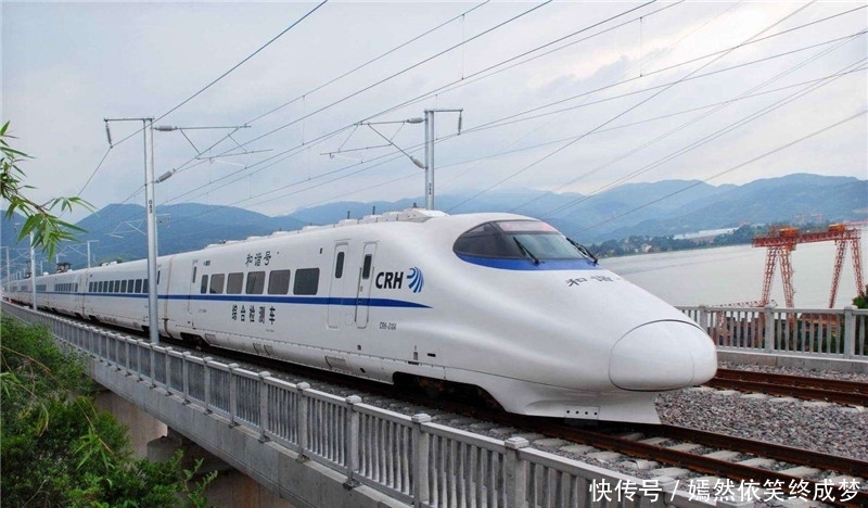 为何火车能开几天几夜，而高铁在深夜却要停运？列车长说出内幕