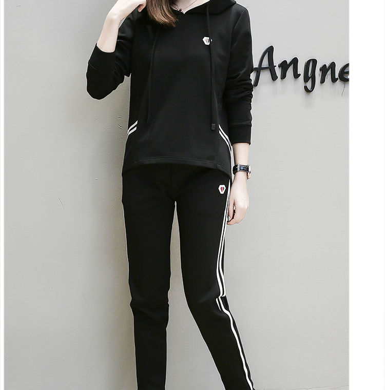 天一凉，小姨已经穿上了运动套装，个性时尚又很好的藏住肉肉