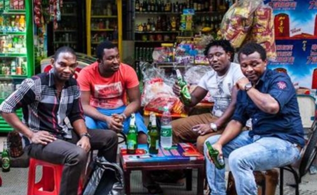 非洲黑人长期在广州定居，靠什么自力更生？答案让人惊讶了