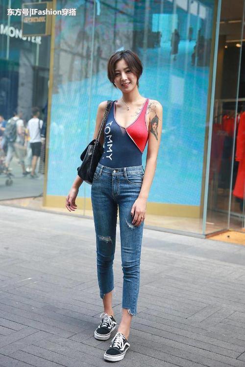 街拍：美女搭配时尚大胆，大长腿不论走到哪里都很抢眼