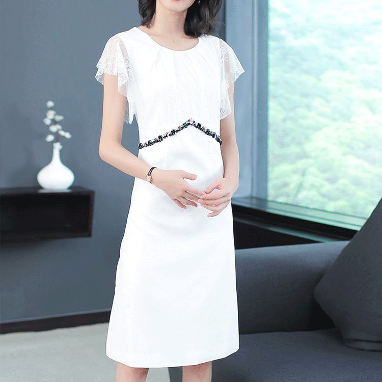 女人过了53岁，一定要打扮!穿精致连衣裙，显白皙，美女范十足