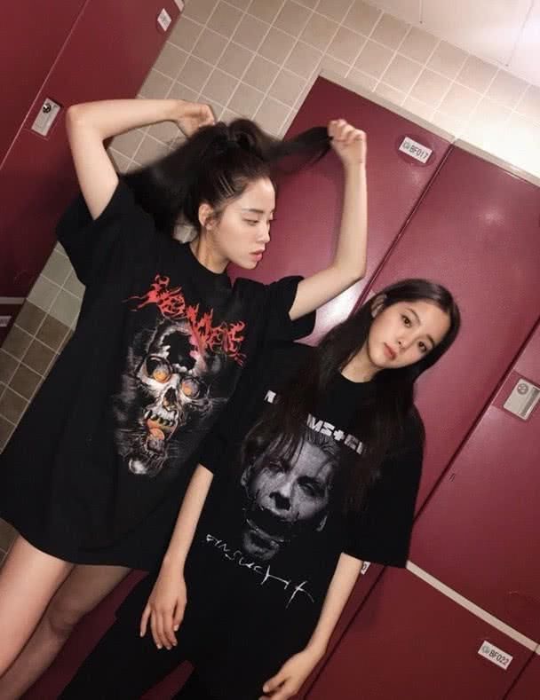 欧阳娜娜和姐姐拍合照，照片中姐姐身材高挑，完美的曲线