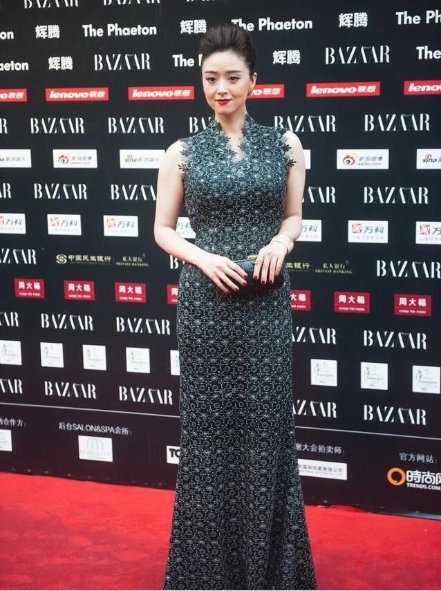 丑到哭的麒麟臂加大背头，蒋欣的造型师一定是她的黑粉！