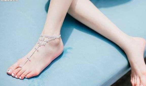 性感的白色蕾丝比基尼, 自然散发的清新甜美气息