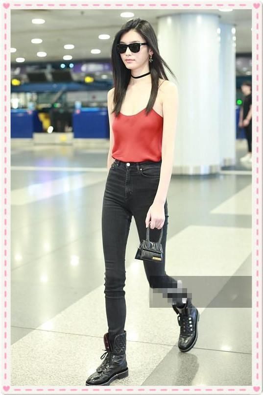 当奚梦瑶和昆凌同穿吊带衫,网友直呼:超模嫩模果然不可同日而语