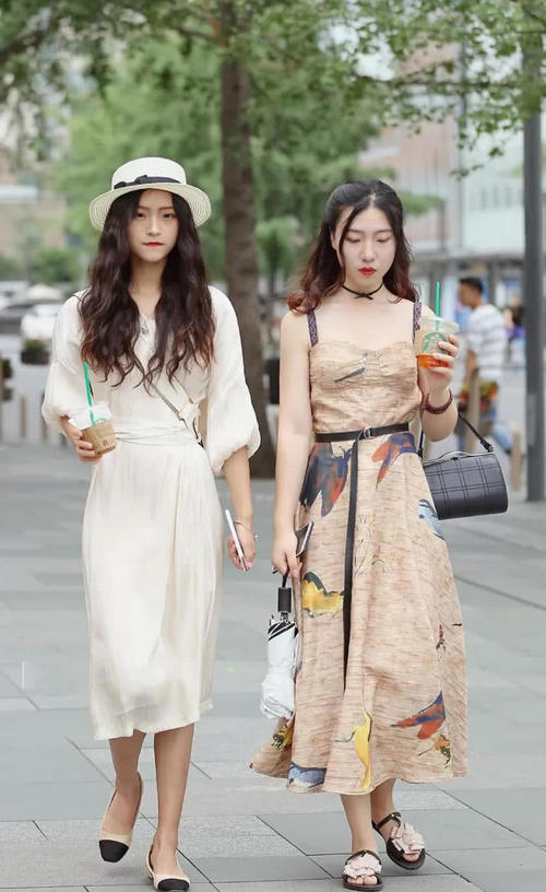 时尚大姐姐鱼尾长裙勾勒出完美S曲线，翘起的嘴角很甜很美