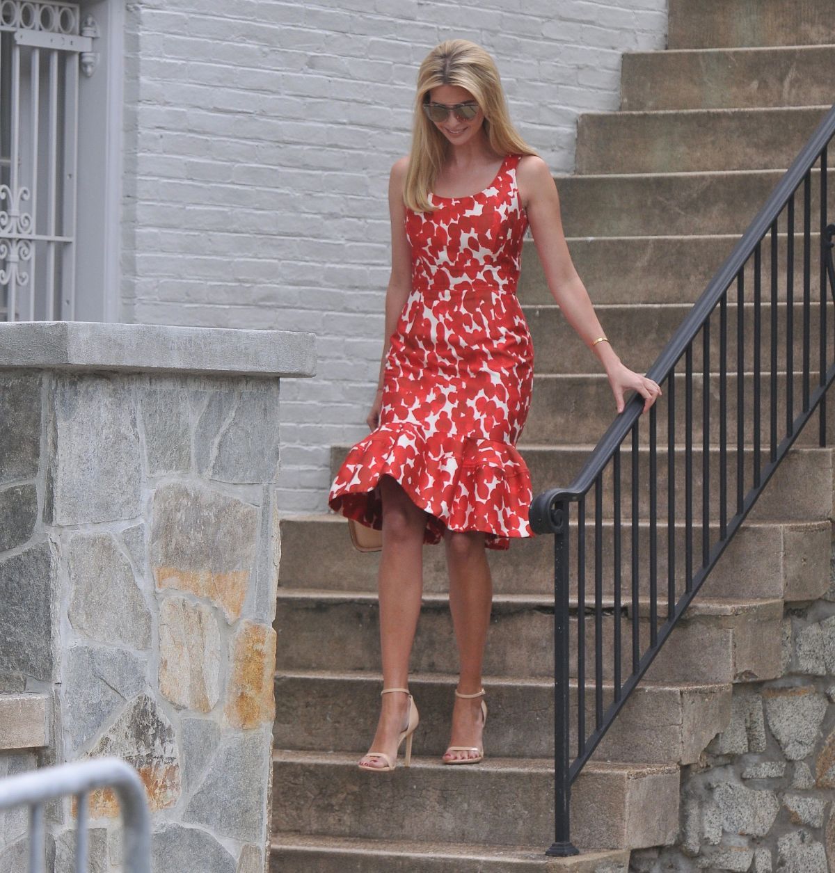 伊万卡特朗普:身着红白花点连衣裙去华盛顿上班