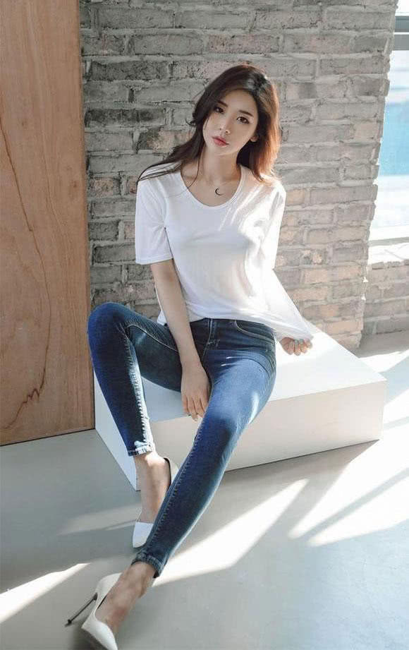 清新妹子巧搭短裤紧身裤，曲线优美好身材，夏日清爽风