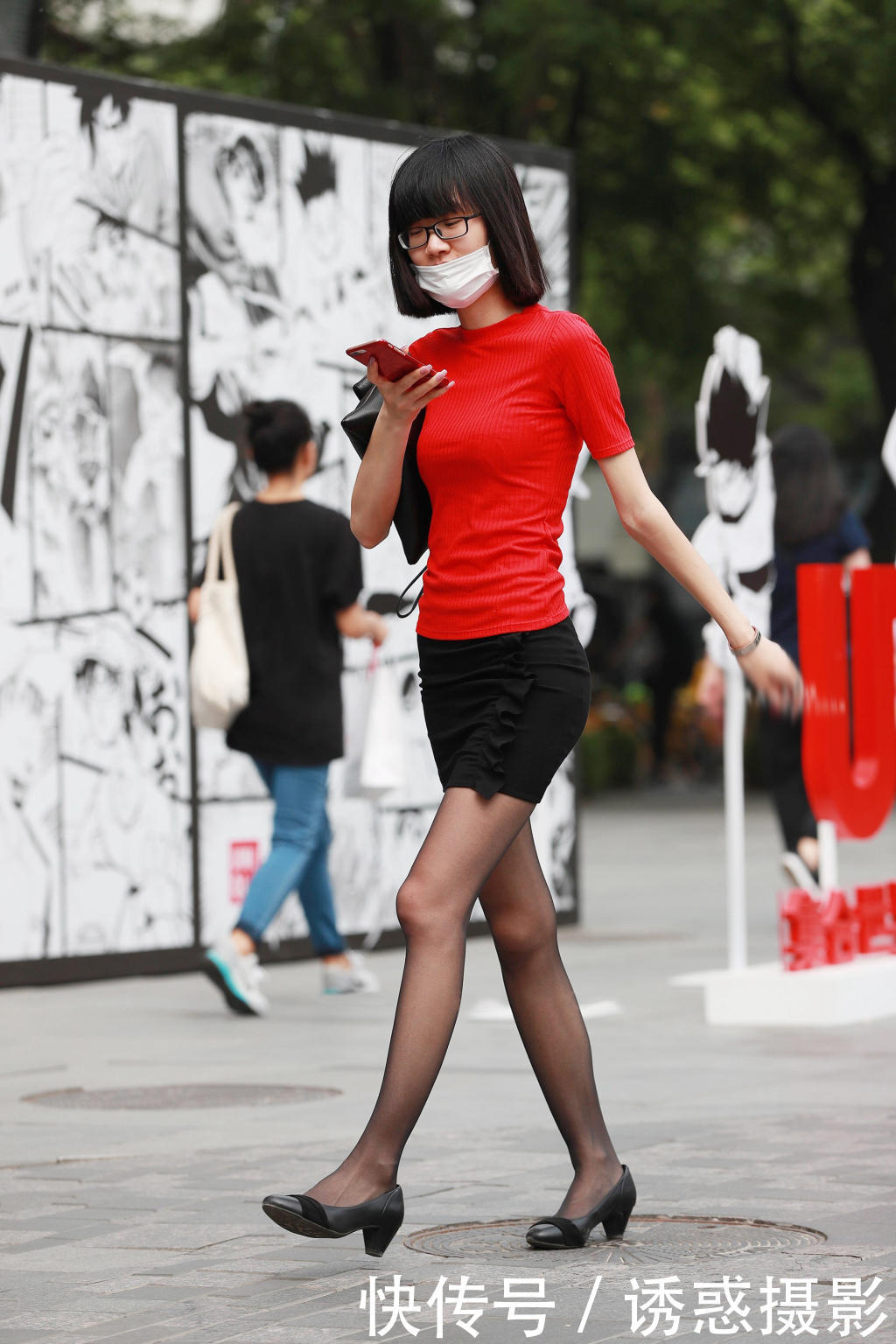 气质小姐姐黑色丝袜裹出修长美腿，性感姿态惹得路人纷纷侧目