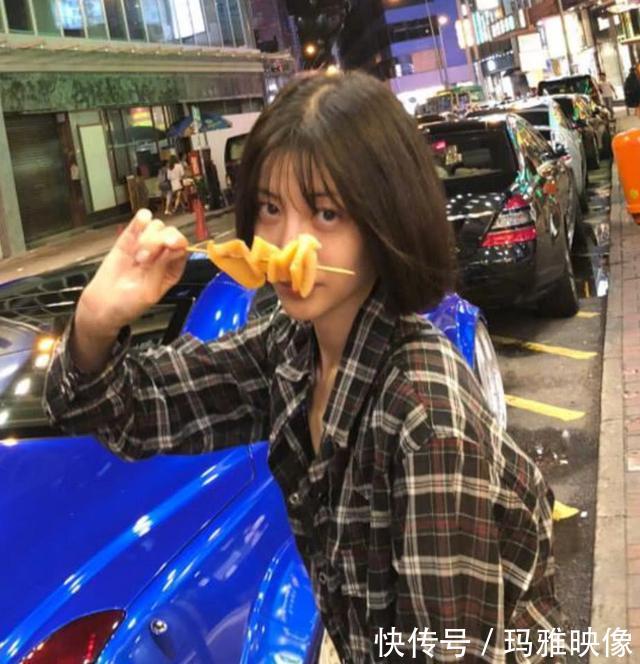 与杨幂公司解约的李溪芮吃路边摊，头顶太秃引热议，心疼