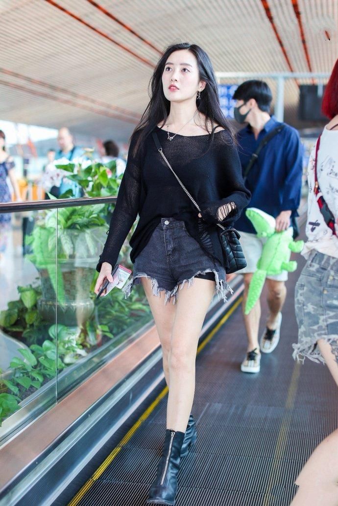 王梓薇的牛仔短裤太短了，幸亏穿有安全裤，网友:这腿可以出道了