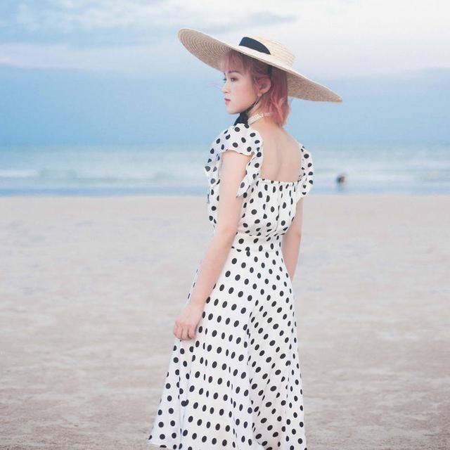 妩媚香肩优雅露，一字领连衣裙来助攻