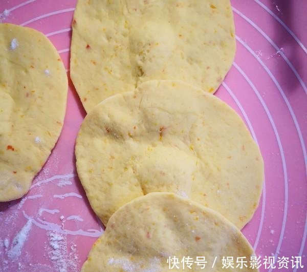 「营养」秋天就爱吃这样的南瓜饼,松软香甜,营养丰富,孩子很爱吃!