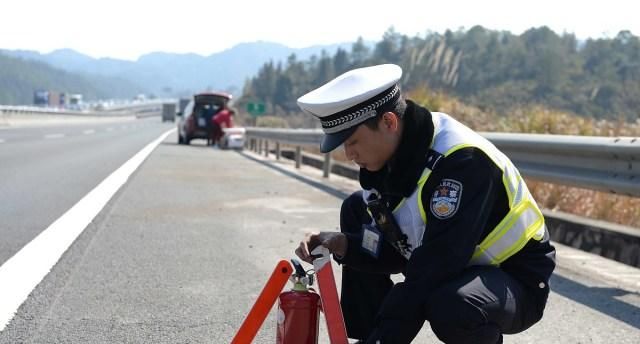 高速应急车道换胎扣12分？记好这3招，交警不仅不罚，还帮着换！