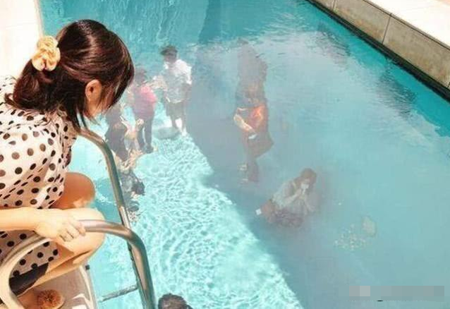 日本最神奇的“泳池”,游客不仅能在水底呼吸,还能直立自由行走