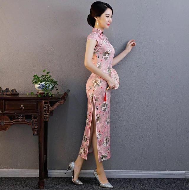 复古旗袍美人，静坐雅室，矜贵端庄气悠扬