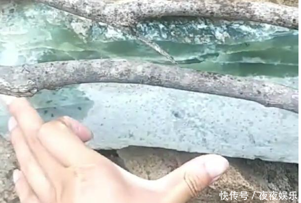 农村人用一大块玉石垒院子, 是有钱还是不知道