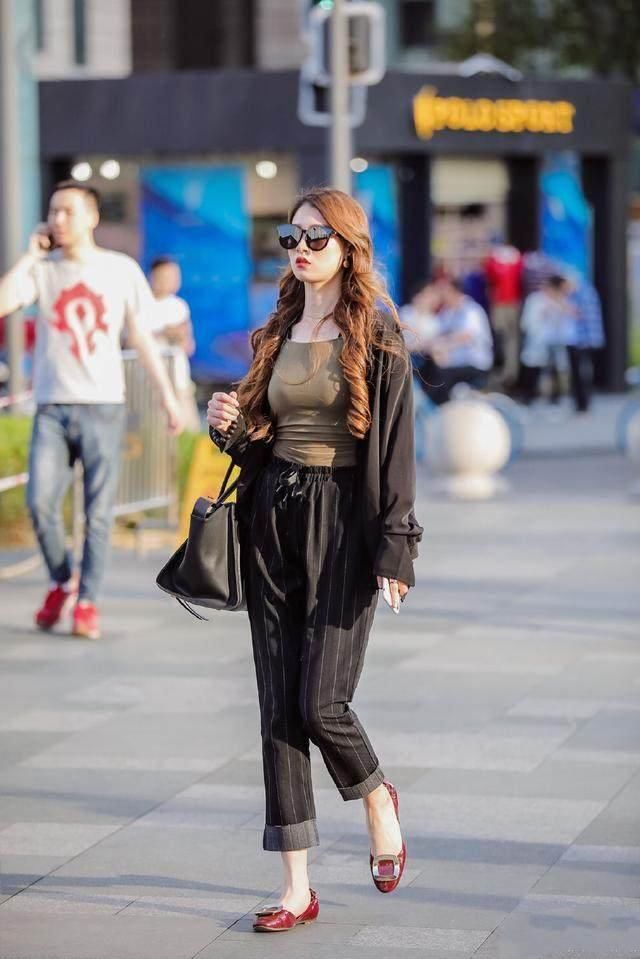 街拍:小姐姐真敢穿啊，傲人的身材展露无遗