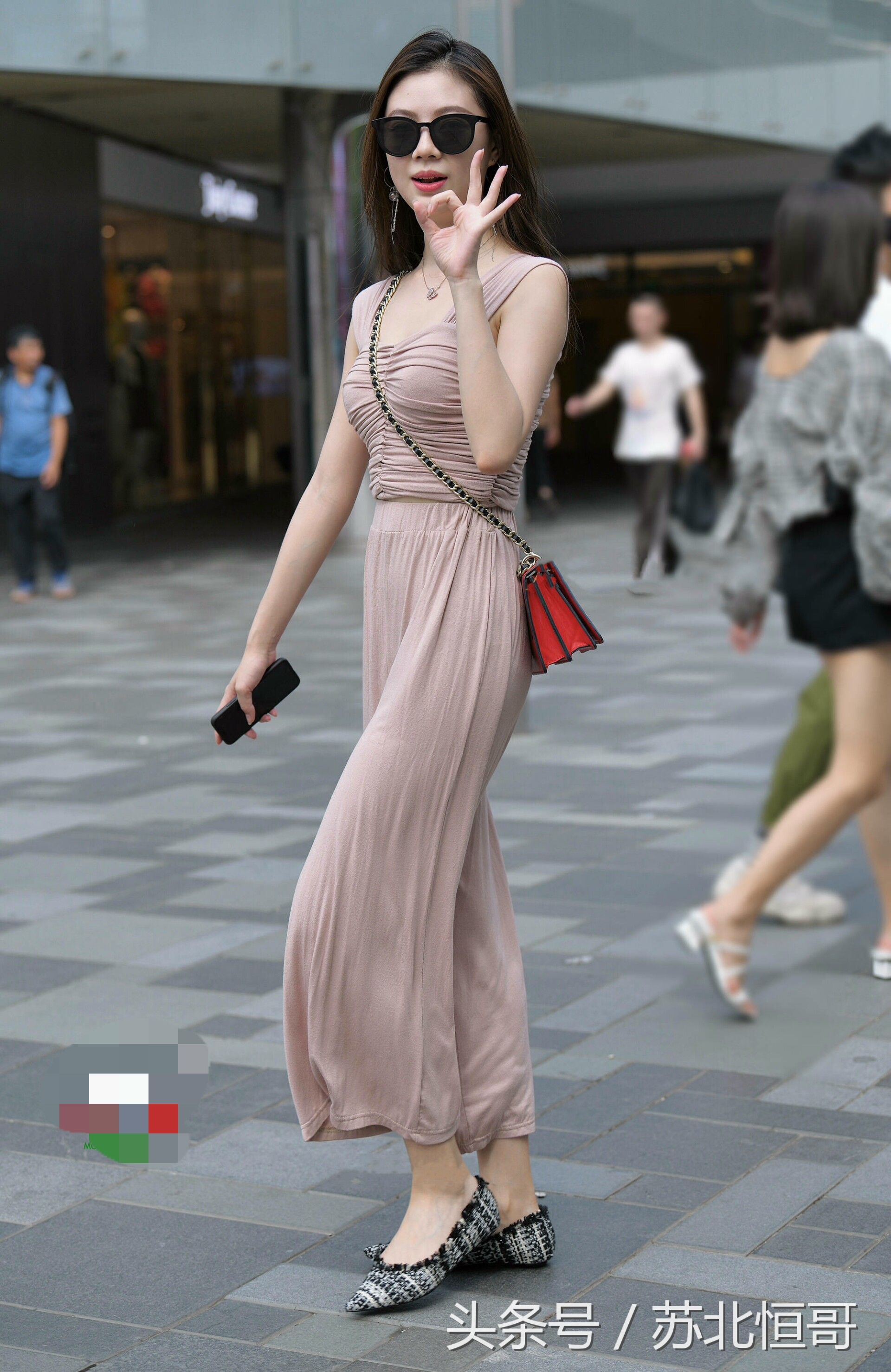 美女穿搭小心机，不经意成为路人眼中的女神!