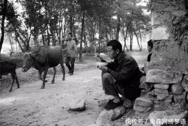 70年代中国真实老照片想不到70年代的人们是这样子生活