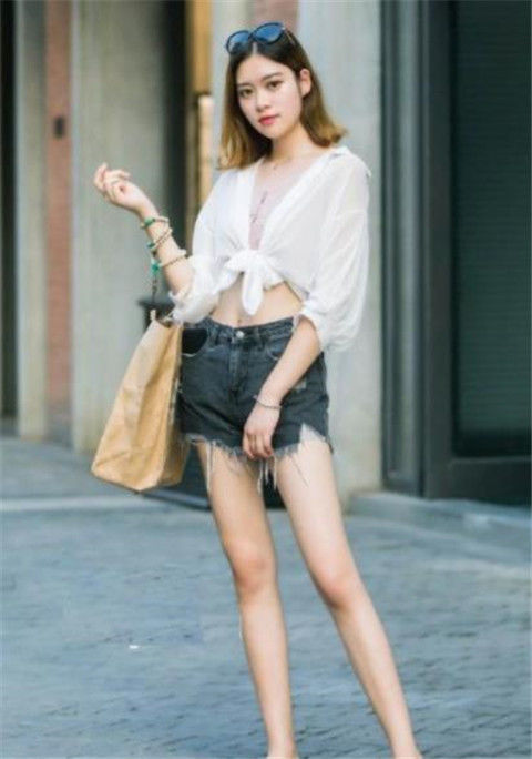 『俏丽』街拍:身姿俏丽的小美女,黑色上衣+牛仔短裤,美腿纤细笔直