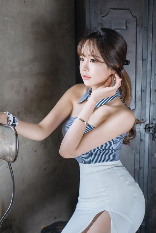 果冻拼接包臀裙，美女的手上绑了一个丝带，是不是欲盖弥彰呢