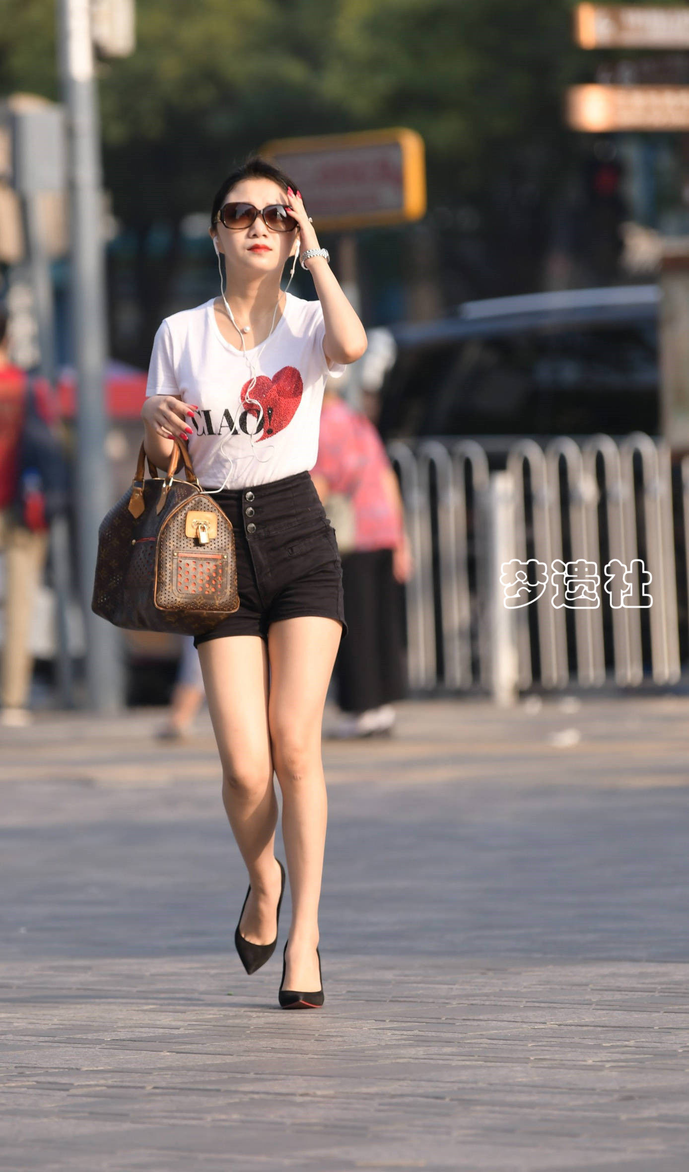 美女街拍:有点高冷,有点傲气,也有点性感