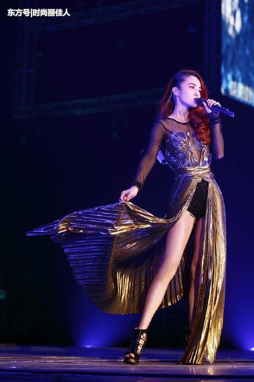 38岁蔡依林真敢玩,开叉裙走路都能带风,腿长两米惊艳全场!
