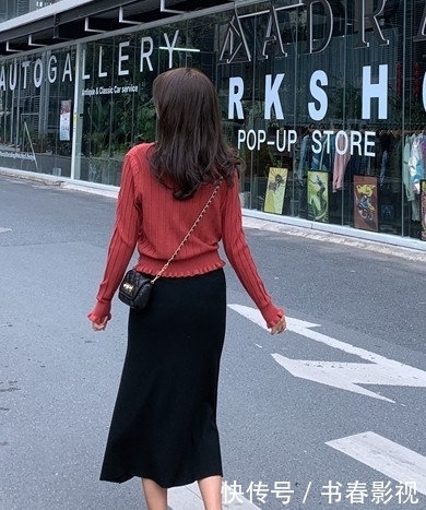「红色」2020打底吊带裙不会搭怎么办?加一件红色针织小衫,更时尚不挑人
