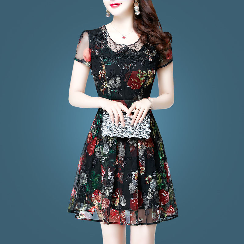 嫂子已经43岁，就很讲究穿搭!逛街穿这洋气女装，超显年轻貌美