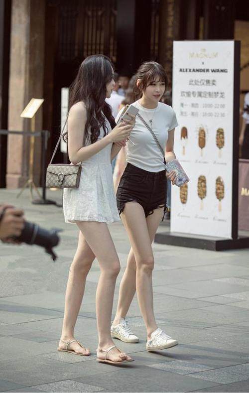 街拍：紧身连衣裙，穿出了完美身材，回头率非常高！